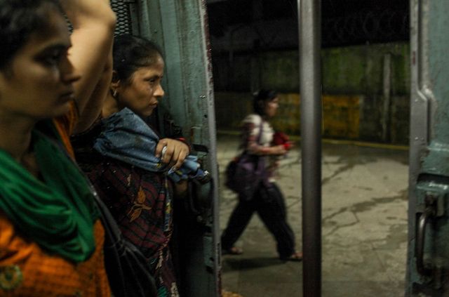 Чоловікам вхід заборонено! Як виглядає жіночий вагон в Індії - фото 206910