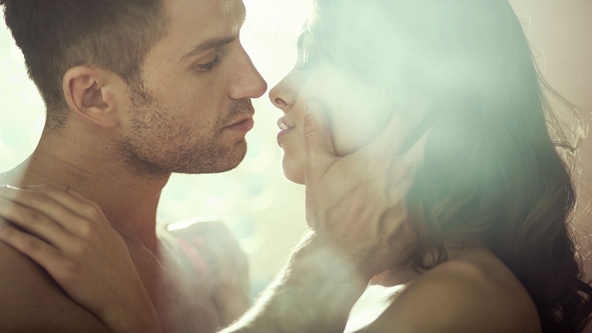 Вчені розповіли, чому взимку сексом потрібно займатися частіше