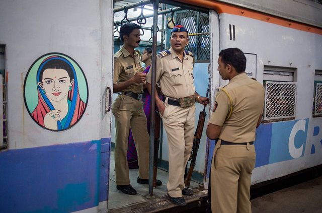 Чоловікам вхід заборонено! Як виглядає жіночий вагон в Індії - фото 206904