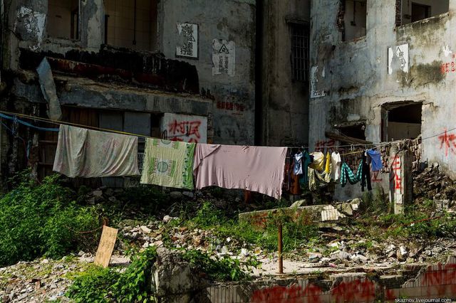 Білизна сушиться всюди, на балконах, вулицях, у дворах- фото 211720