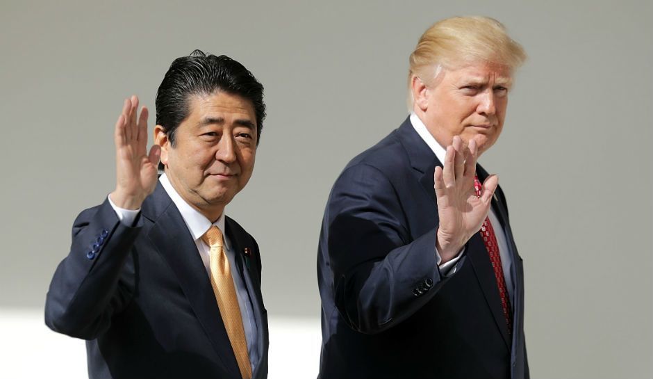 Японський прем'єр опинився в ямі на гольфі з Трампом: відеофакт