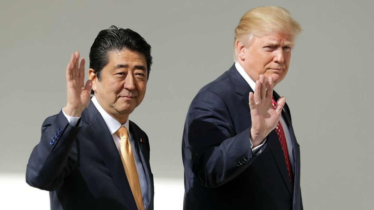 Прем'єр Японії і Дональд Трамп - фото 1