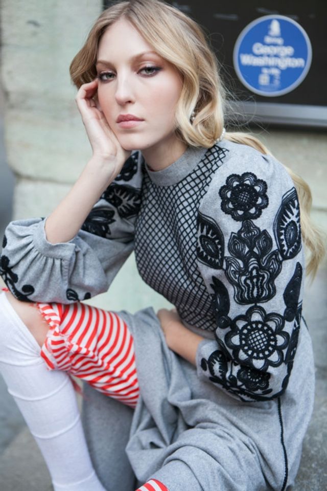 Онука легендарного рокера похизувалася шикарною вишиванкою - фото 211186