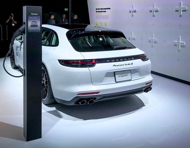 Porsche показала найпотужніший універсал - фото 212302