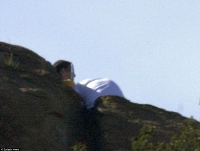 ЗМІ показали архівні фото, як Кевін Спейсі нібито займається оральним сексом у парку (18+) - фото 207871