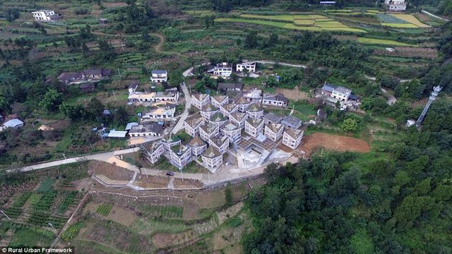 Як виглядає китайське село з фермами на дахах: яскраві фото - фото 206845