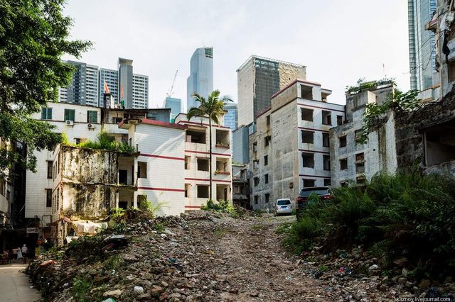 Більшість будівель покалічені будівельною технікою- фото 211717