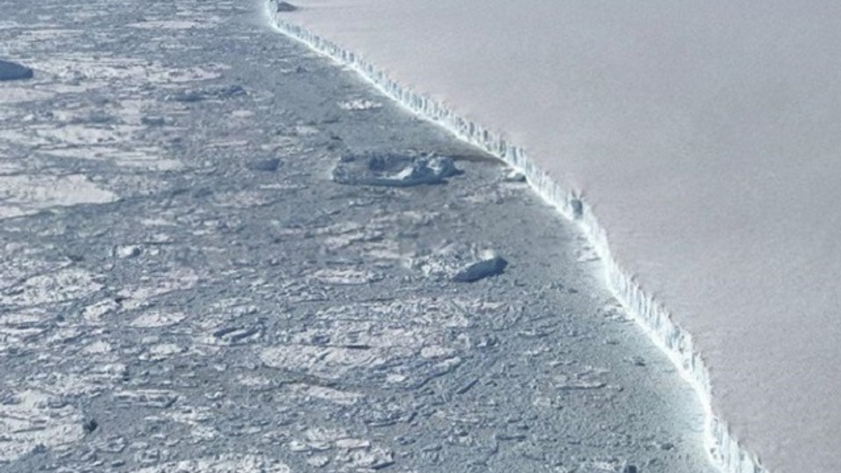 NASA показало аерознімки гігантського айсберга Антарктиди - фото 1