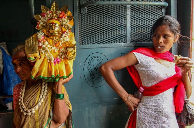 Чоловікам вхід заборонено! Як виглядає жіночий вагон в Індії - фото 206914