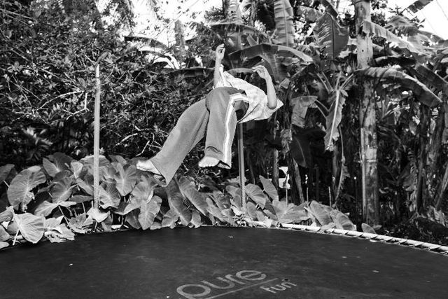 Як виглядає життя на острові людей-дальтоніків: вражаючі фото - фото 208729