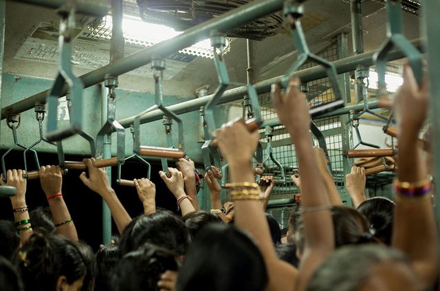 Чоловікам вхід заборонено! Як виглядає жіночий вагон в Індії - фото 206921