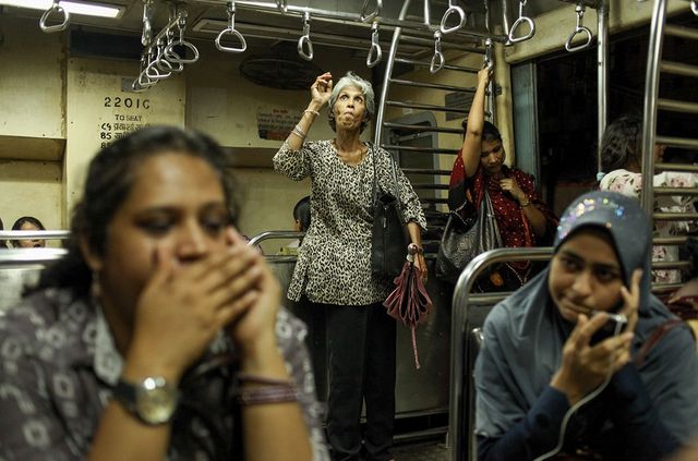 Чоловікам вхід заборонено! Як виглядає жіночий вагон в Індії - фото 206901
