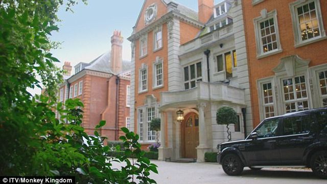 Модель показала гардероб ціною в бюджет міста - фото 209439