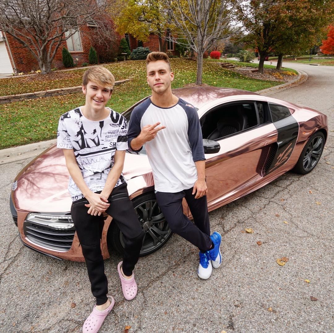 Не для слабкодухих! Блогер зробив сальто над авто, але щось пішло не так