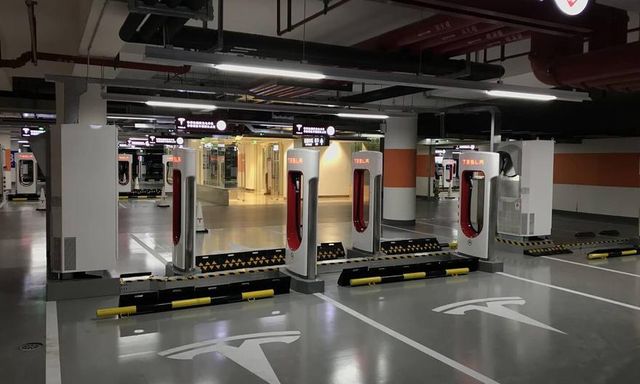 Tesla побудувала рекордно велику станцію для зарядки електромобілів - фото 206087