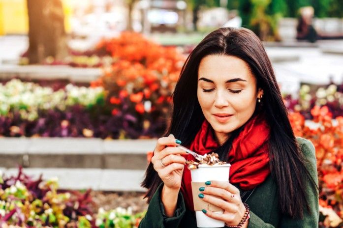 Вчені розповіли, чому категорично не можна приймати їжу на ходу