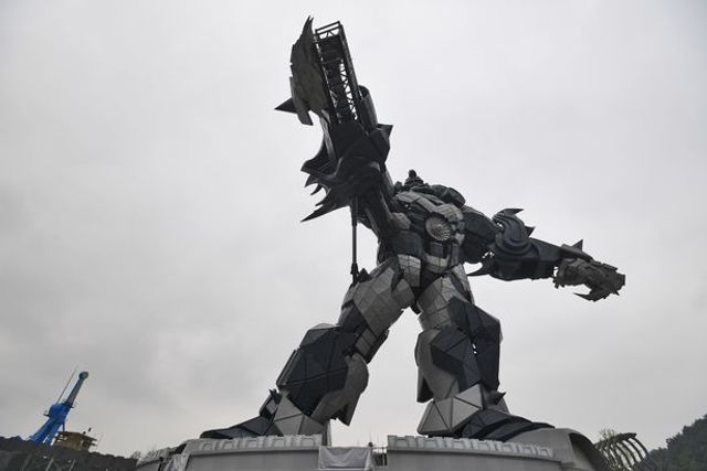 У парку встановлений 53-метровий трансформер - фото 211723