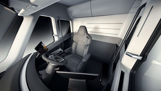 Колишній далекобійник розкритикував Tesla Semi - фото 210818