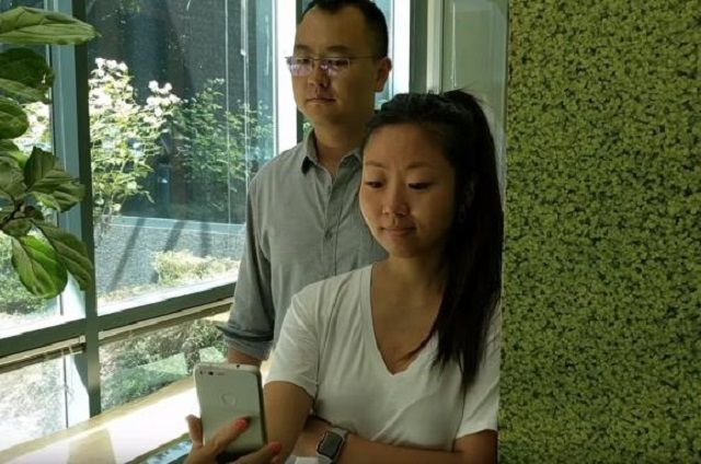 Google навчив смартфони попереджати власників, коли в них підглядають