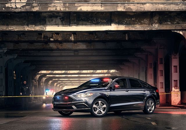 Ford створив для поліції седан, який можна заряджати від звичайної розетки - фото 210380