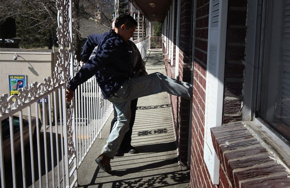 Чоловік три години вибивав двері під'їзду, поки не помітив кнопку домофона: курйозне відео