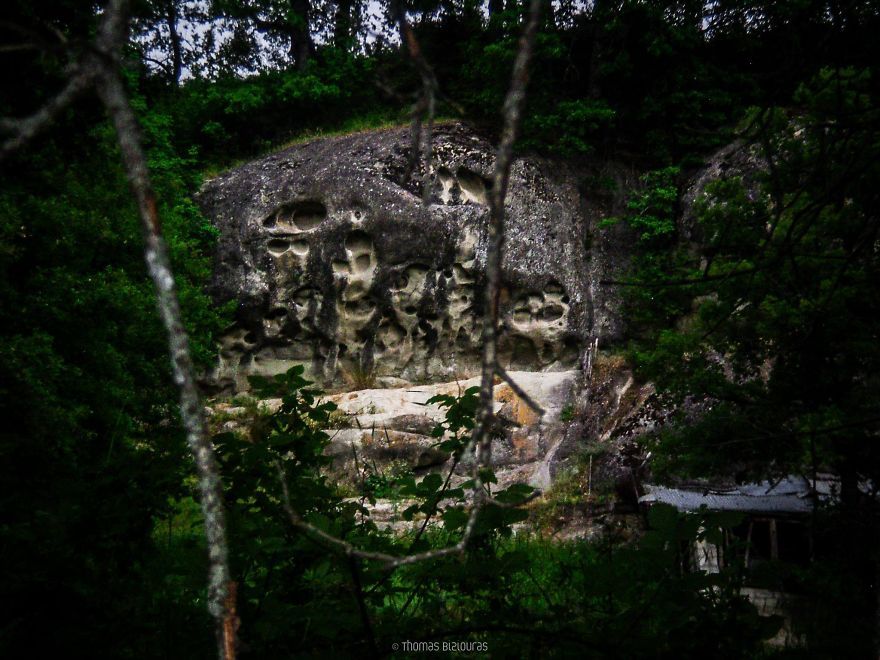 Фотограф знайшов дивні скелі з обличчями прибульців: вражаючі кадри