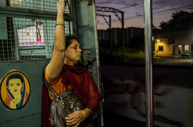 Чоловікам вхід заборонено! Як виглядає жіночий вагон в Індії - фото 206916