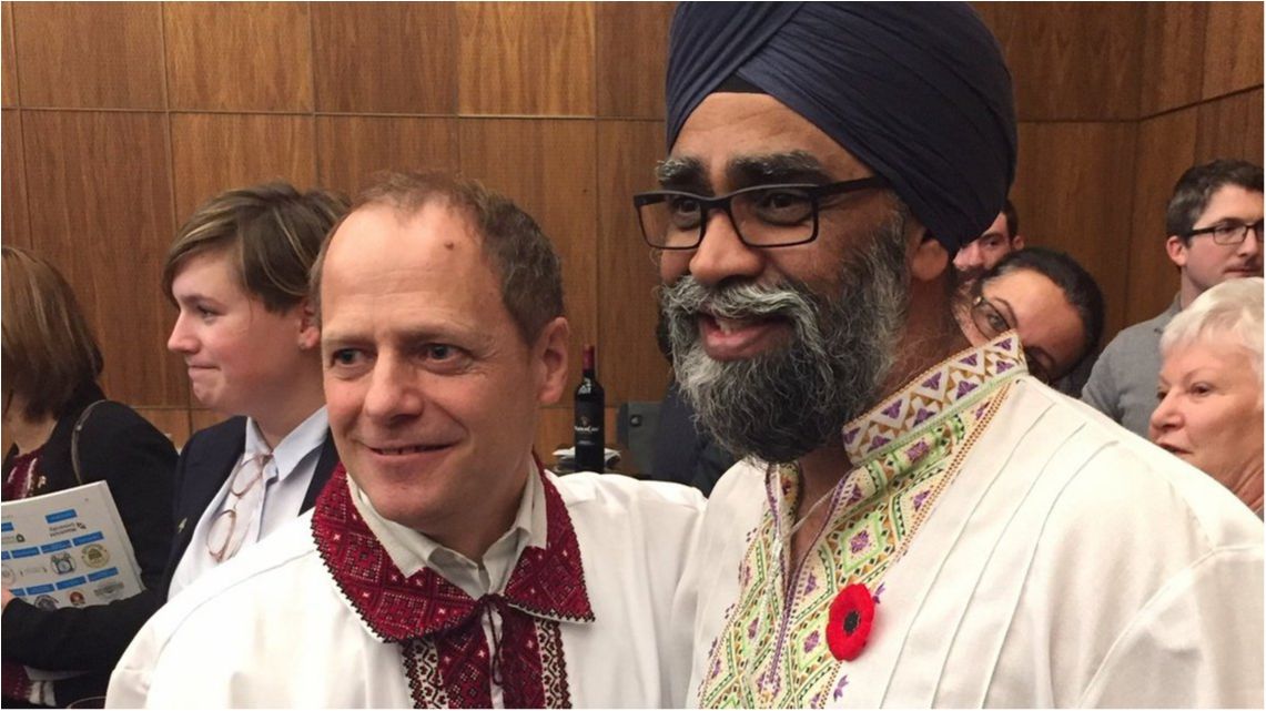 Міністр оборони Канади похвалився українською вишиванкою: фотофакт