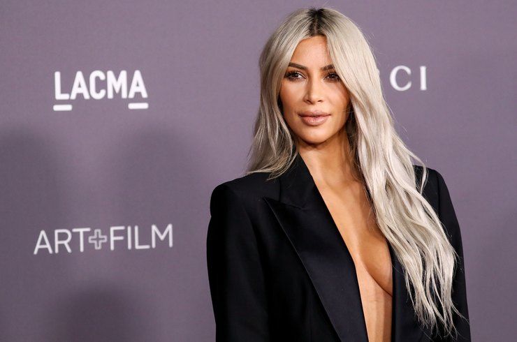 Кім Кардашян з'явилася на публіці в жакеті на голе тіло: ефектні фото