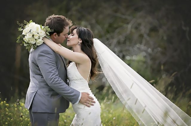 Подруга нареченої розвеселила мережу своєю поведінкою: кумедні фото - фото 207303