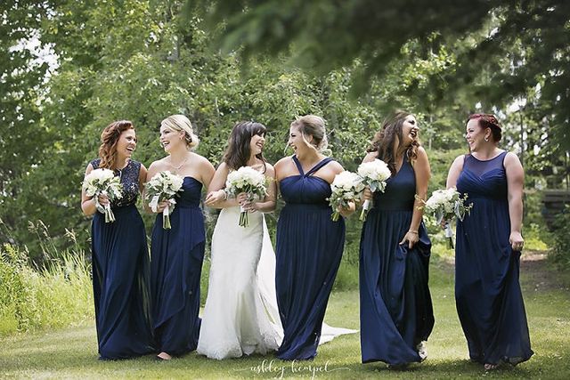 Подруга нареченої розвеселила мережу своєю поведінкою: кумедні фото - фото 207306