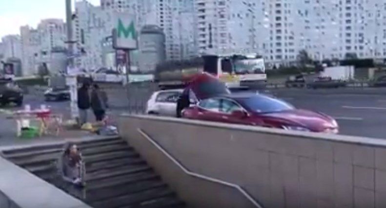 Київський дідусь на Tesla здивував мережу: епічне відео