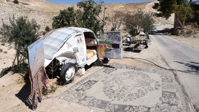 Як виглядає дивовижний міні-готель в старому автомобілі Volkswagen Kafer - фото 209832