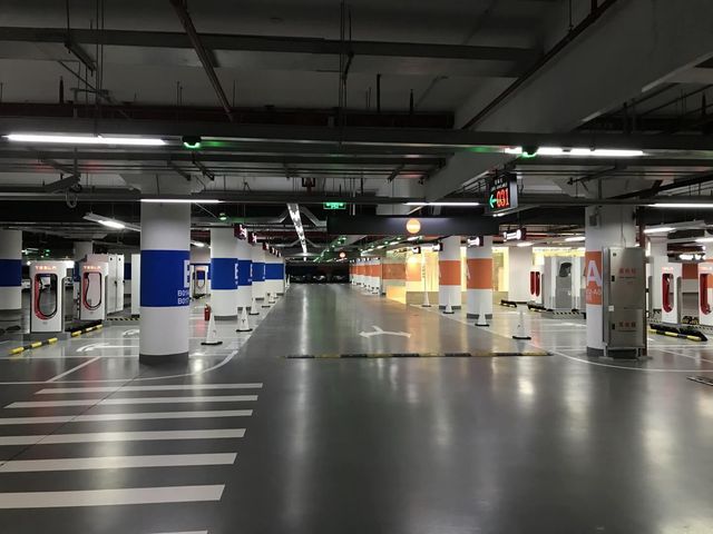 Tesla побудувала рекордно велику станцію для зарядки електромобілів - фото 206088