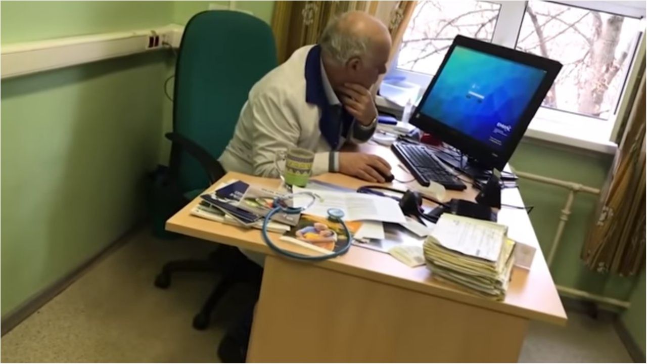 П'яний лікар на прийомі став зіркою мережі