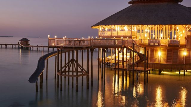 Як виглядає найбільш розкішний курорт на Мальдівах: ефектні фото - фото 209042