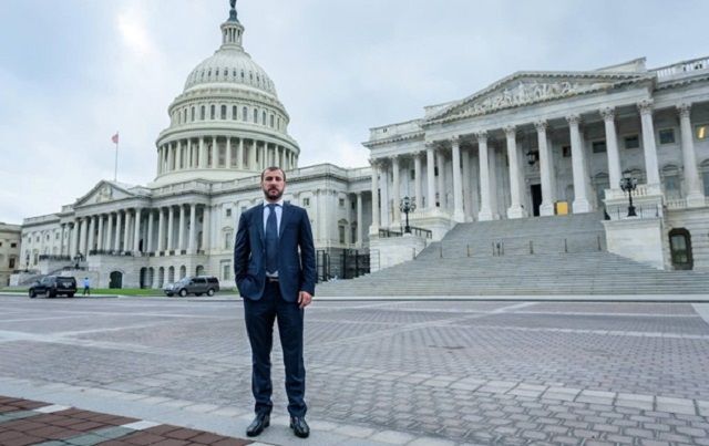 Нардеп розмістив фото своєї дівчини в центрі Нью-Йорка