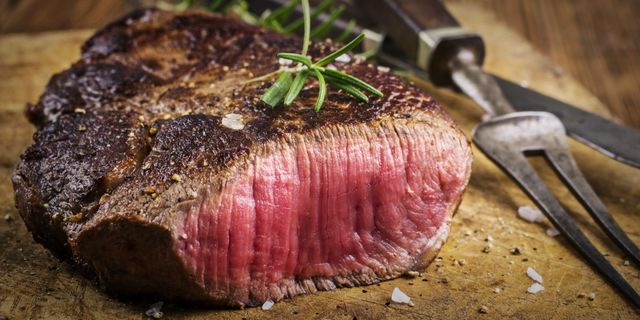 Жирним м'ясом краще не закусувати алкоголь - фото 217097