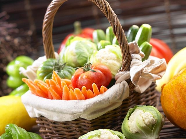 Вживайте овочі, фрукти та білкову їжу - фото 217659