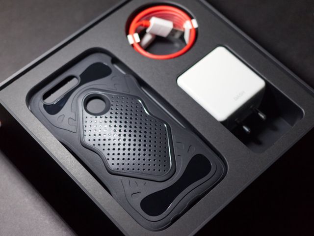 OnePlus представила ексклюзивний смартфон 5T Star Wars Edition - фото 215176