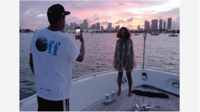 На одному кадрі вона позує в жовтих штанях-кюлотах - фото 1