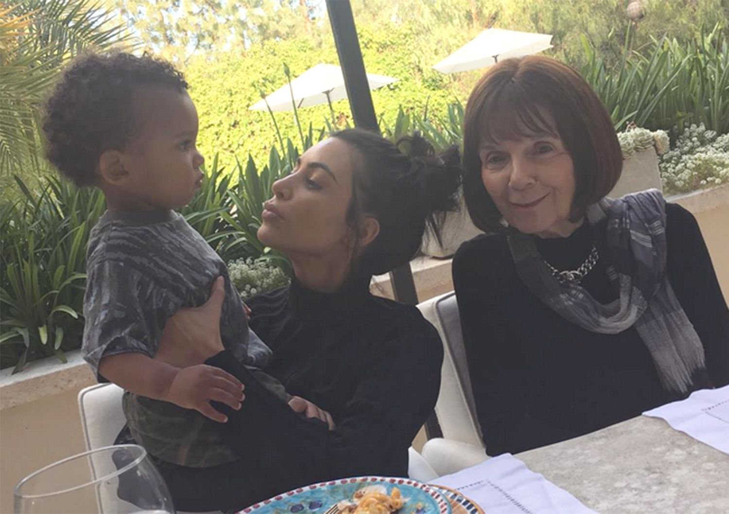 Кім Кардашян здивувала селфі з бабусею