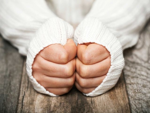 У випадку обмороження не варто тривати вражені кінцівки у гарячій воді чи поряд з батареєю - фото 216198