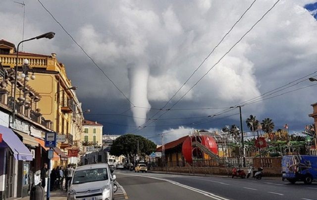 В Італії на відео потрапив водяний смерч