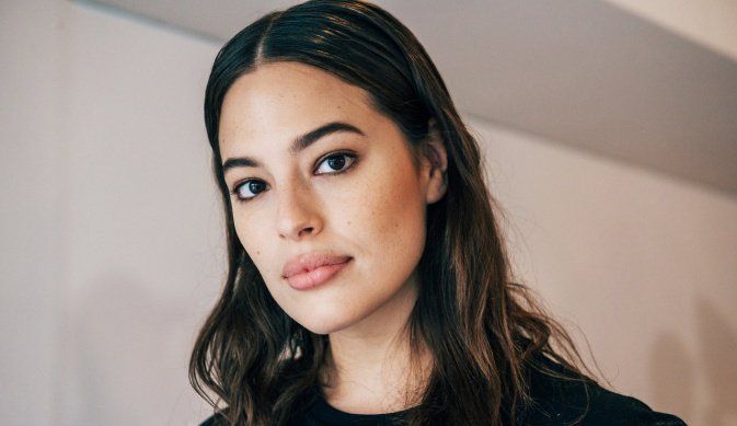 Ешлі Грем знялася в сексуальній білизні для реклами свого бізнесу