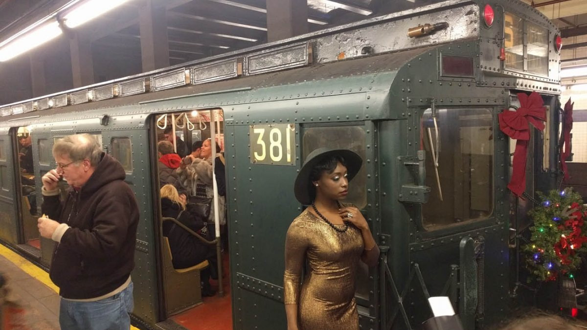 У метро Нью-Йорка курсує різдвяний ретро-поїзд - фото 1