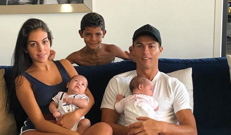 Крихітна донька Роналду з'явилася на обкладинці глянцю зі своєю мамою