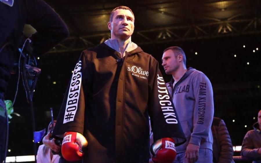 Стало відомо, за скільки продали халат Кличка