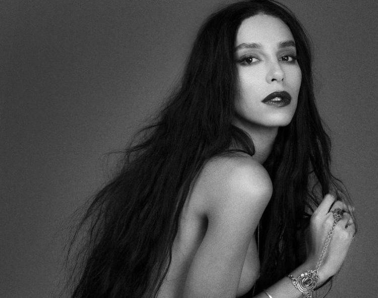 Оголена модель-трансгендер ефектно прикрасила обкладинку відомого глянцю