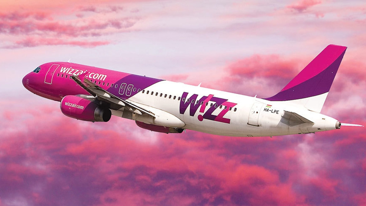 У літак WizzAir в небі вдарила блискавка - фото 1